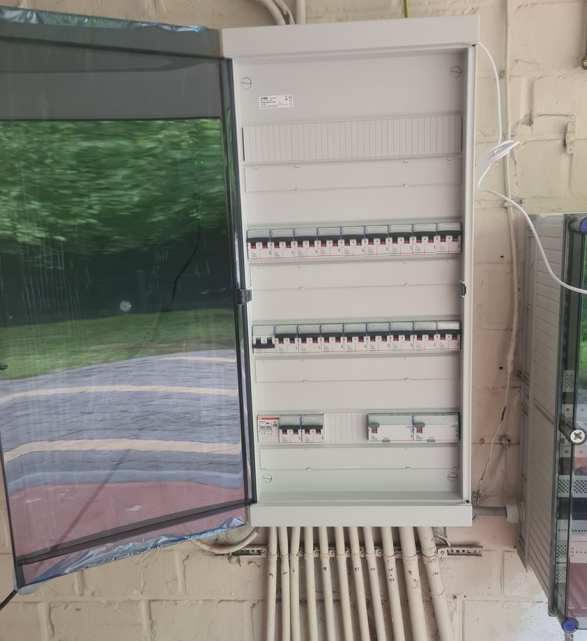 Nieuw ABB-verdeelbord met drie rijen automaten en twee differentieelschakelaars, geplaatst door Sigelekt in Kortenberg