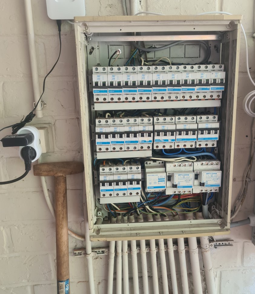 Oud beige Vynckier-verdeelbord in een garage in Kortenberg, vóór de vernieuwing