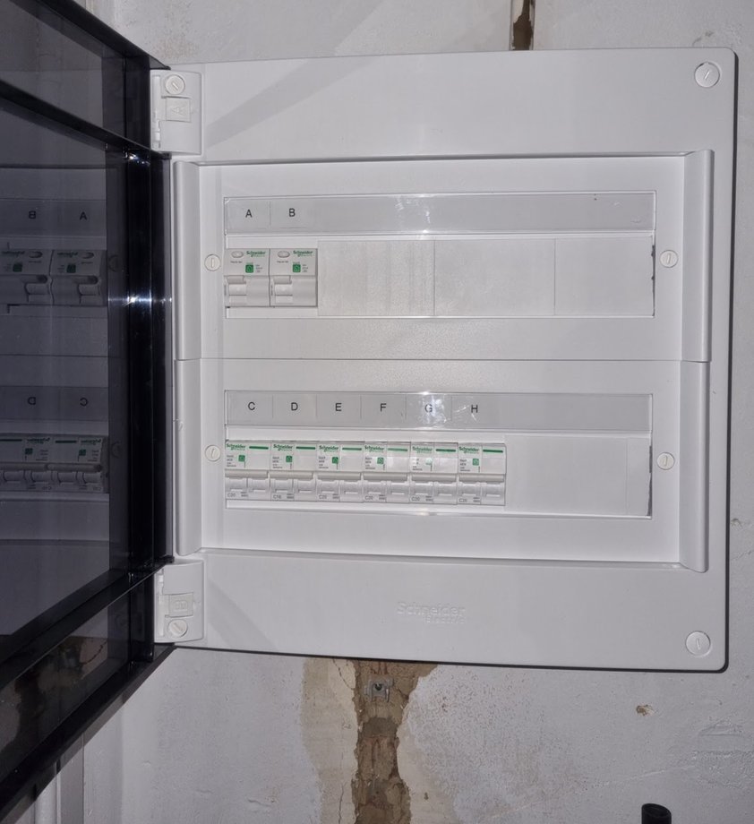 Nieuw Schneider-verdeelbord met twee differentieelschakelaars en zes gelabelde kringen, geplaatst door Sigelekt in Leuven