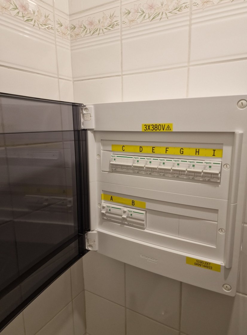 Nieuw Schneider-verdeelbord met gelabelde kringen en markering 3×380 V, geplaatst door Sigelekt in Zaventem